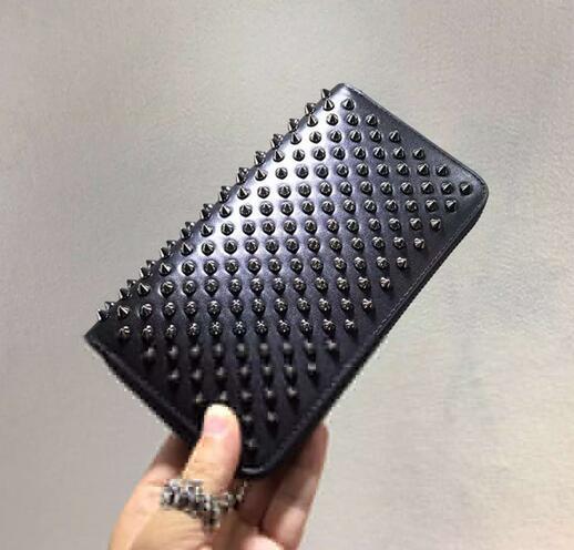 希少価値が高い　クリスチャン ルブタン　Christian Louboutin　定番のカラー　ブラック　財布.