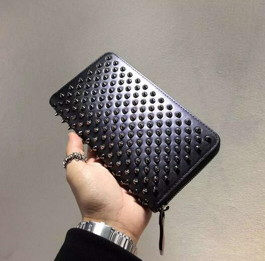 希少価値が高い　クリスチャン ルブタン　Christian Louboutin　定番のカラー　ブラック　財布.