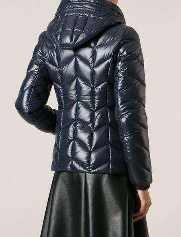シンプルなデザイン　MONCLER モンクレール　快適に ダウンコート.