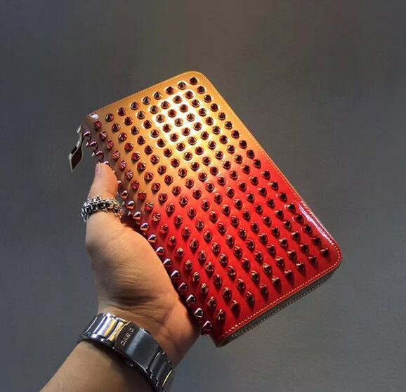 実用的なアイテム　クリスチャン ルブタン　 使い勝手の良い長財布 ラウンドジップ  レッドピンク