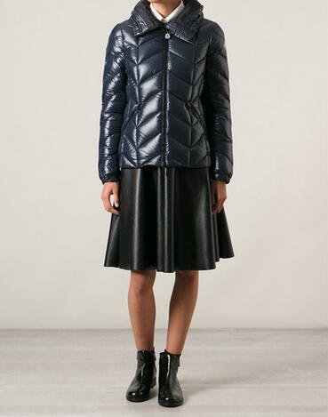 シンプルなデザイン　MONCLER モンクレール　快適に ダウンコート.