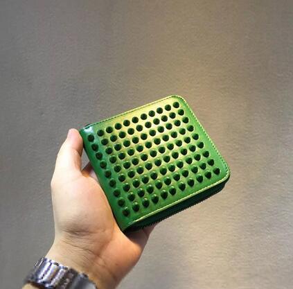 美しい光沢でクリスチャン ルブタン Christian Louboutinスパイク スクエア 機能性がある折りたたみ財布 .