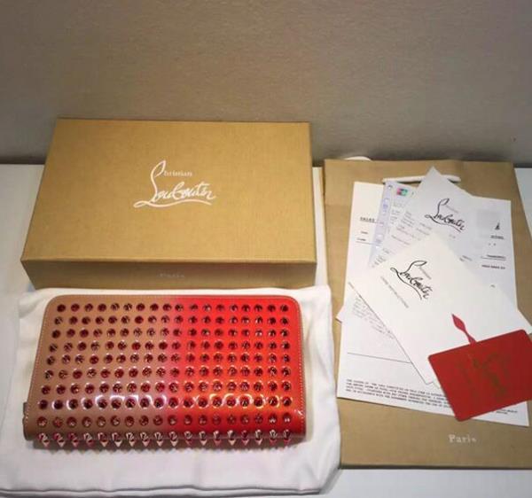 実用的なアイテム　クリスチャン ルブタン　 使い勝手の良い長財布 ラウンドジップ  レッドピンク