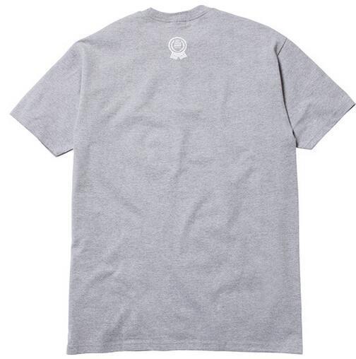 夏に欠かせないアイテム　シュプリーム 爽やかな印象に溢れるＴシャツ .