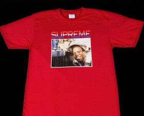 柔らかな素材感があるシュプリーム ブランド 激安 コピー　注目を集めるTシャツレッド.