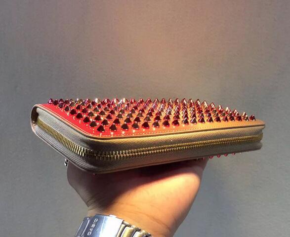 実用的なアイテム　クリスチャン ルブタン　 使い勝手の良い長財布 ラウンドジップ  レッドピンク