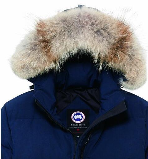 細身に見せてくれるアイテム　CANADA GOOSE/カナダグース　女性のダウンジャケット.