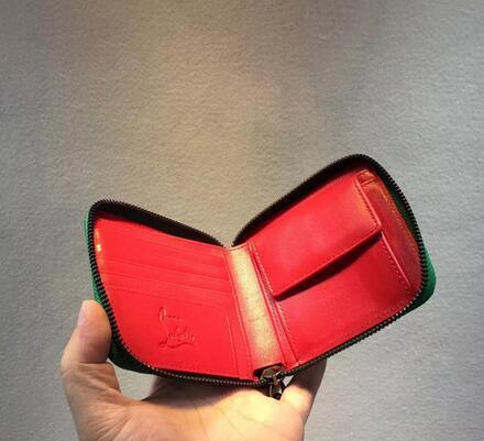 美しい光沢でクリスチャン ルブタン Christian Louboutinスパイク スクエア 機能性がある折りたたみ財布 .