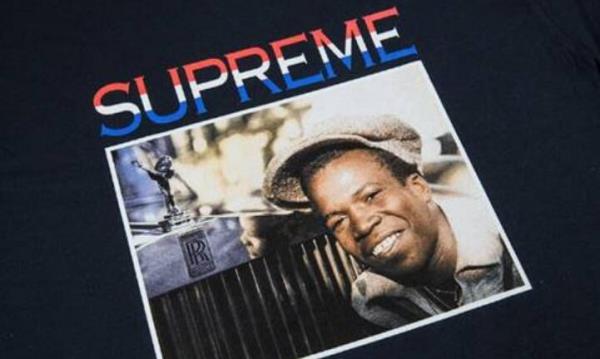 配色が魅力シュプリーム バーリントン・リーヴィ イングリッシュメンTシャツ	ネイビー.