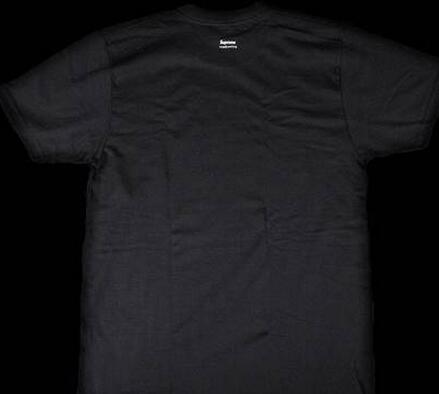 大人っぽい印象シュプリーム サスタッチゴールドフィッシュ　相性も抜群 Tシャツ　ブラック.
