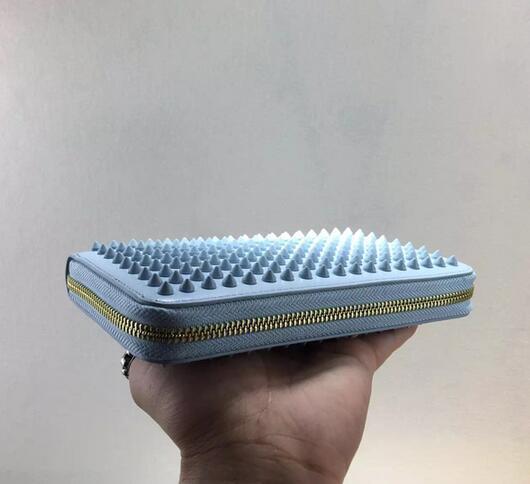 上品なデザイン　クリスチャン ルブタン Christian Louboutin　お洒落な長財布.