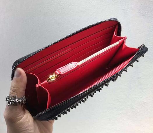 希少価値が高い　クリスチャン ルブタン　Christian Louboutin　定番のカラー　ブラック　財布.