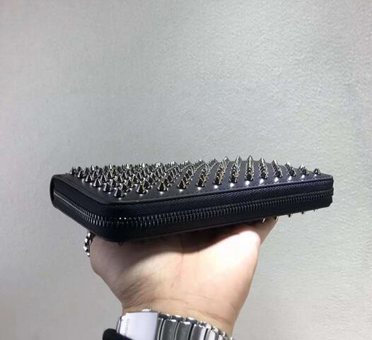 希少価値が高い　クリスチャン ルブタン　Christian Louboutin　定番のカラー　ブラック　財布.