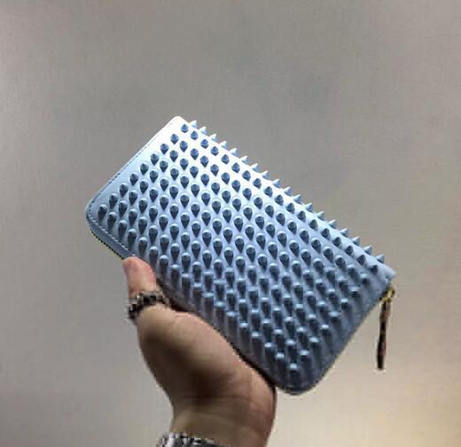 上品なデザイン　クリスチャン ルブタン Christian Louboutin　お洒落な長財布.