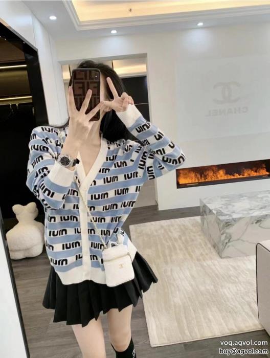 MIUMIU激安 通販 専門ブームは再熱中冬に必須の定番アイテムセーター_0_1