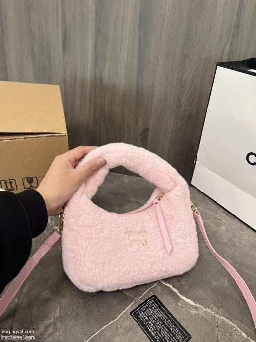 MIUMIUお買得セール著名人の着用バッグブランド 品 コピー_0_4