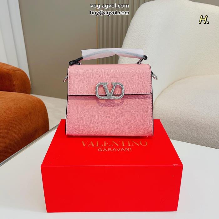偽 ブランド抜け感スゴイ2022即旬な装いにバッグ質感が上等VALENTINO_2_1