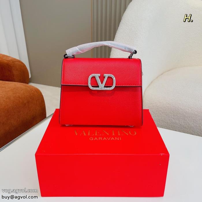 偽 ブランド抜け感スゴイ2022即旬な装いにバッグ質感が上等VALENTINO_2_0