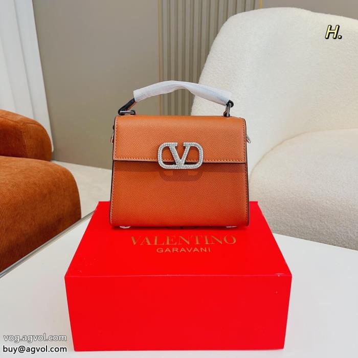 偽 ブランド抜け感スゴイ2022即旬な装いにバッグ質感が上等VALENTINO_2_2