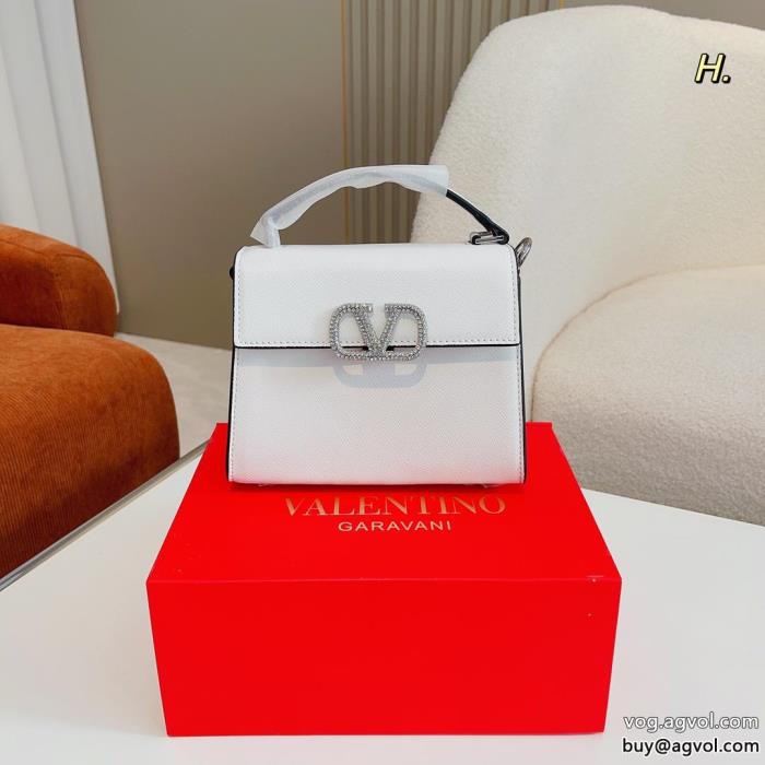 偽 ブランド抜け感スゴイ2022即旬な装いにバッグ質感が上等VALENTINO_2_3
