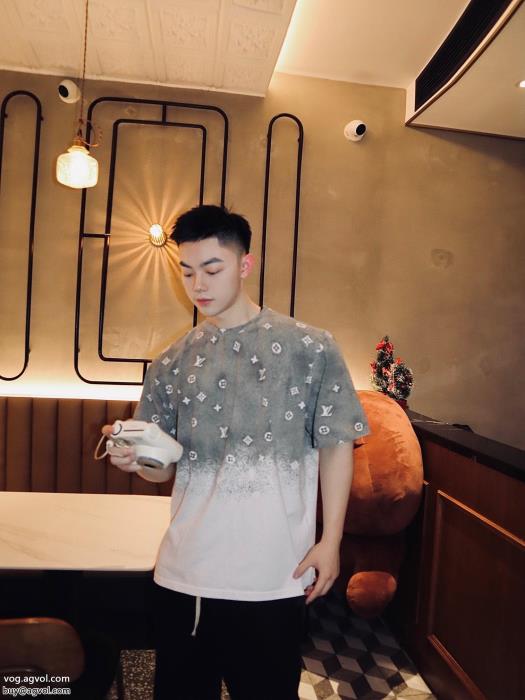 冬らしい爽やかさセレブ愛用ルイ ヴィトンTシャツブランド 品 激安 通販_0_5