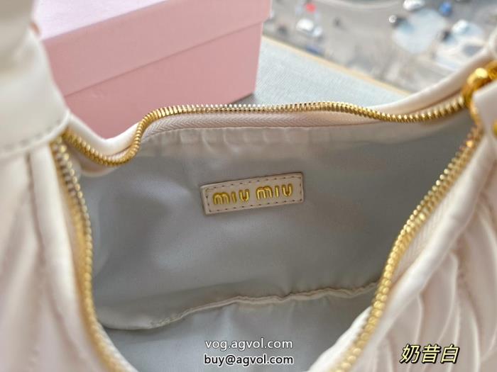 MIUMIUコピー ブランド完売必須トレンドを追求した新作バッグ_0_0