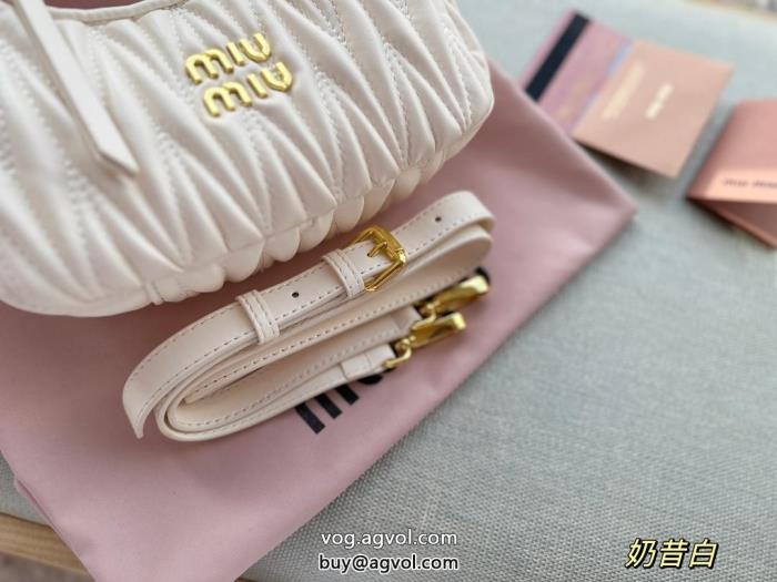 MIUMIUコピー ブランド完売必須トレンドを追求した新作バッグ_0_2