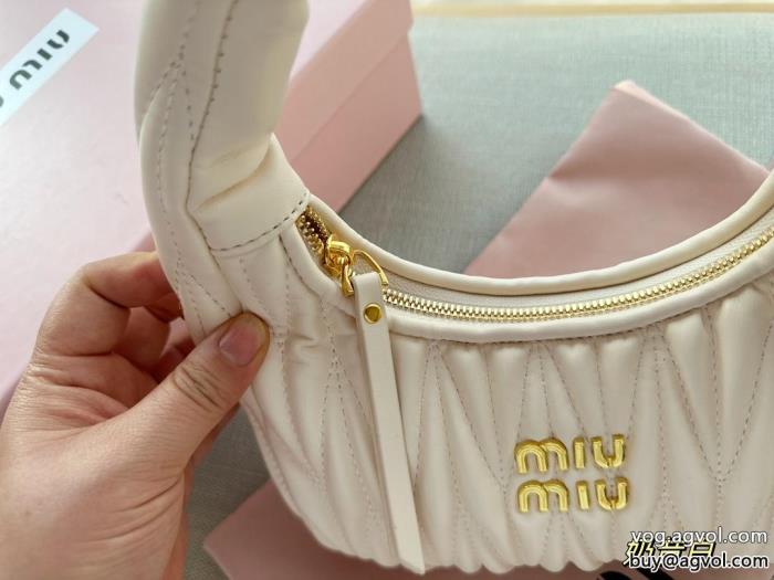 MIUMIUコピー ブランド完売必須トレンドを追求した新作バッグ_0_4