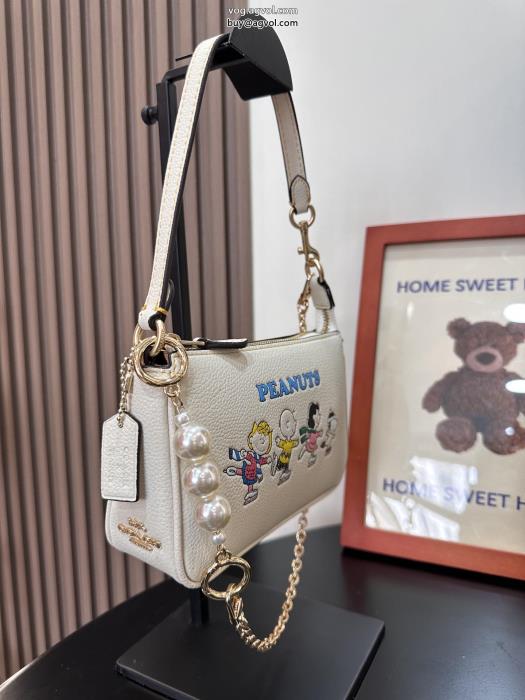 バッグCOACHコピー ブランド洒落感を演出する！存在感ばっちりなアイテム_0_4