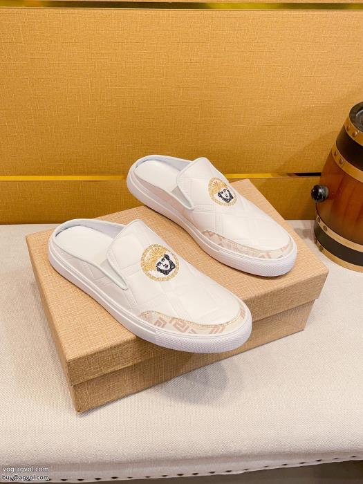 VERSACEコピー ブランド 販売スニーカーカジュアルなのに高感度が高くオシャレ大人を虜にする2023新作_0_3
