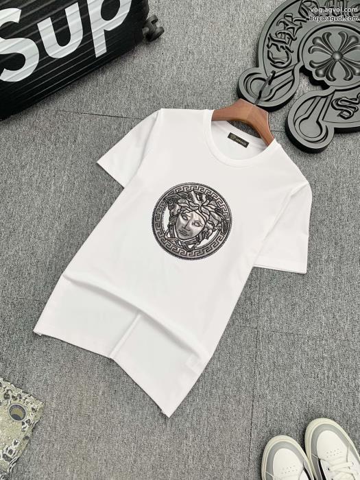 人気急上昇中きれいめコーデに変身半袖TシャツVERSACEブランド 偽物_0_2