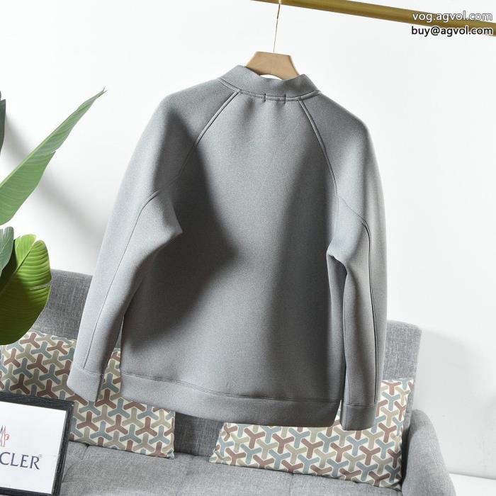 偽物 ブランド 販売コートMONCLERオシャレな印象に清潔感のある肌見せ_0_2