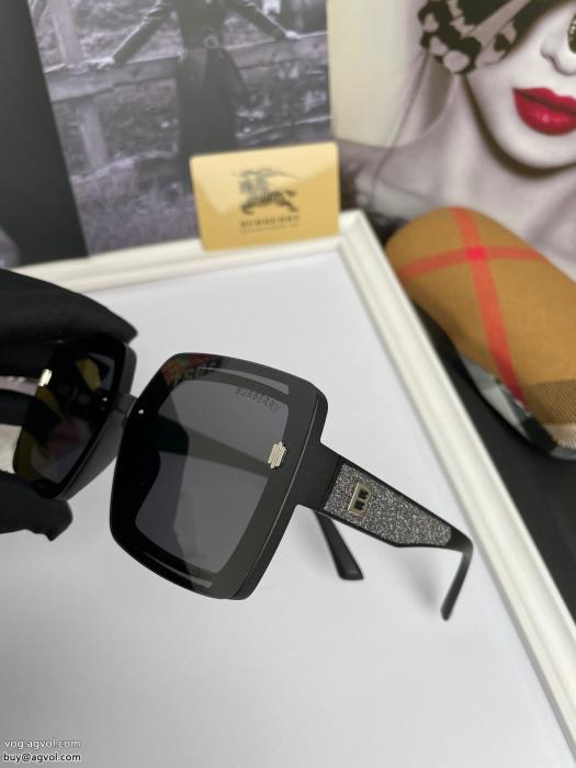 BURBERRY冬のいいのアイテムストリートに溢れるウェアサングラス通販 ブランド_0_3