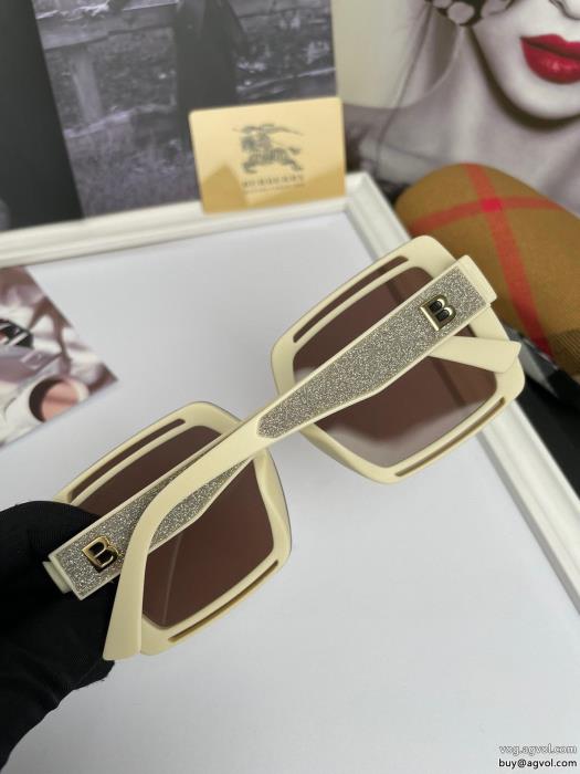 BURBERRY冬のいいのアイテムストリートに溢れるウェアサングラス通販 ブランド_0_4