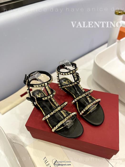 サンダルコピー 商品 販売VALENTINO高級感あるカジュアルスタイルを軽快に_0_0