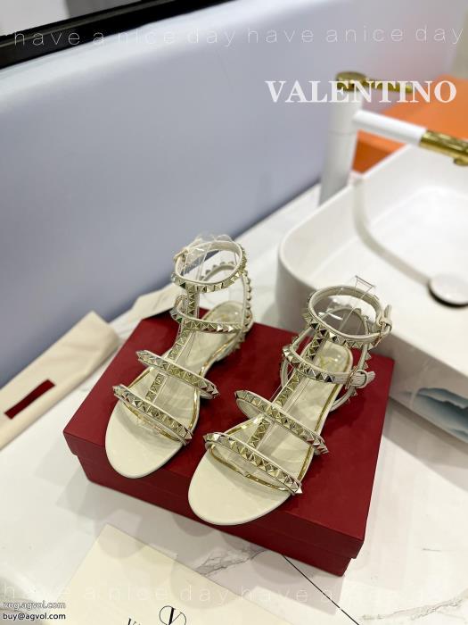 サンダルコピー 商品 販売VALENTINO高級感あるカジュアルスタイルを軽快に_0_3