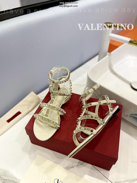 サンダルコピー 商品 販売VALENTINO高級感あるカジュアルスタイルを軽快に_0_4
