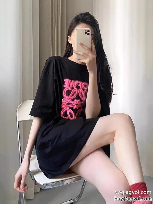 半袖Tシャツブランド コピーLOEWE柔らかい雰囲気にまとめて雑誌掲載_0_3