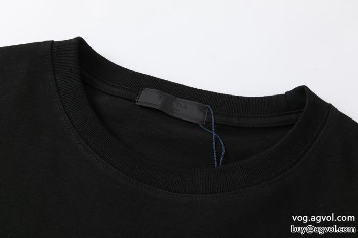 半袖Tシャツブランド 激安 今年の2023コーデに活躍する今年らしい着こなしPRADA_0_0