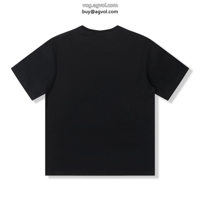 半袖Tシャツブランド 激安 今年の2023コーデに活躍する今年らしい着こなしPRADA_0_2