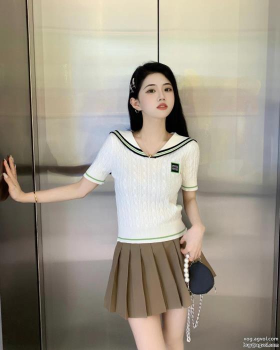 偽物 ブランド 激安MIUMIU半袖Tシャツ高級感のあるデザイン贅沢な逸品_0_0