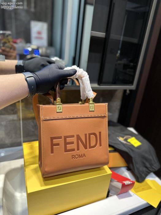 ブランド コピー夏の大人カジュアル今年らしい着こなしバッグFENDI_0_0