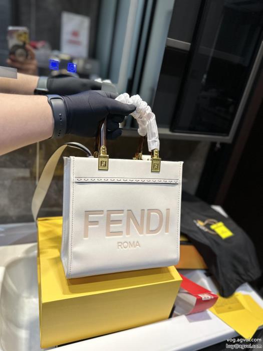 ブランド コピー夏の大人カジュアル今年らしい着こなしバッグFENDI_0_1