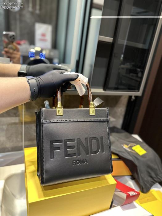 ブランド コピー夏の大人カジュアル今年らしい着こなしバッグFENDI_0_2
