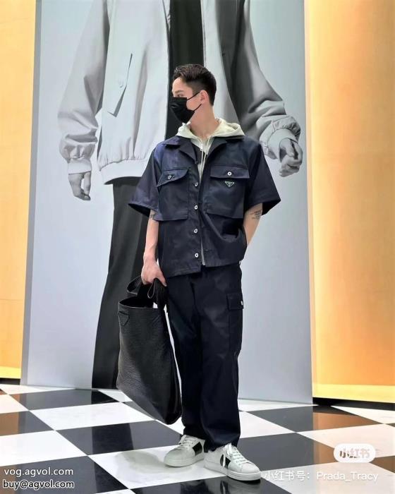 爆発的人気オシャレ度がアップオンライン限定商品プラダ半袖Tシャツブランド 偽物_0_2