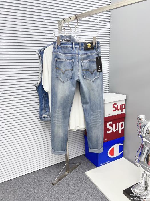 VERSACE激安 ブランドジーンズスタイルUPして着こなす目が離せない_0_1