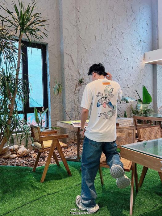 LOUIS VUITTONオーバーサイズきれいめコーデに変身ブランド 激安 半袖Tシャツ_0_2