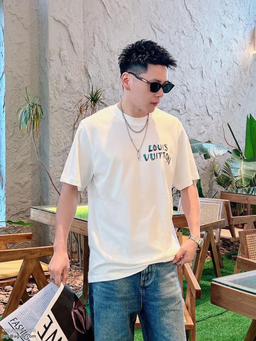 LOUIS VUITTONオーバーサイズきれいめコーデに変身ブランド 激安 半袖Tシャツ_0_3