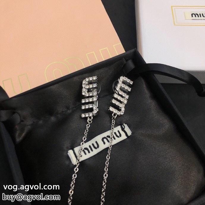 ピアス激安 通販 ブランドMIUMIUカジュアルを一歩大人に奥行きのある_0_3