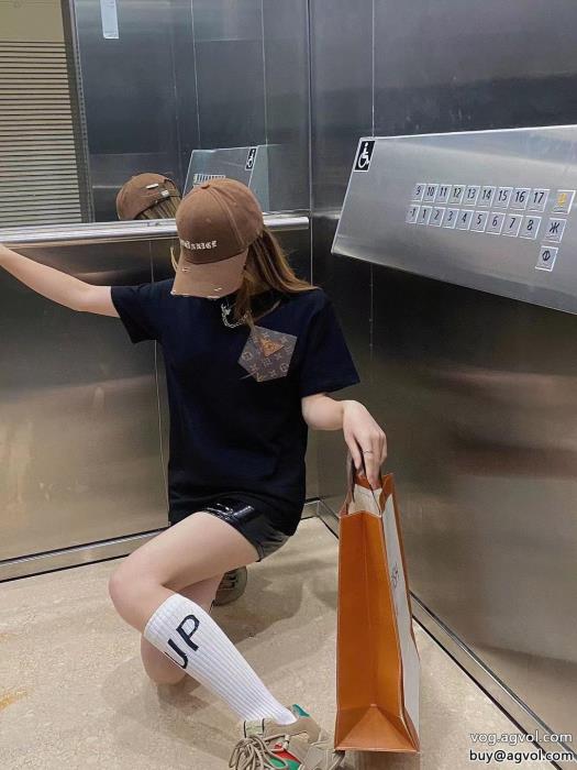 大人のこなれ感夏に向けて気になるブランド 偽物半袖TシャツLOUIS VUITTON_0_0